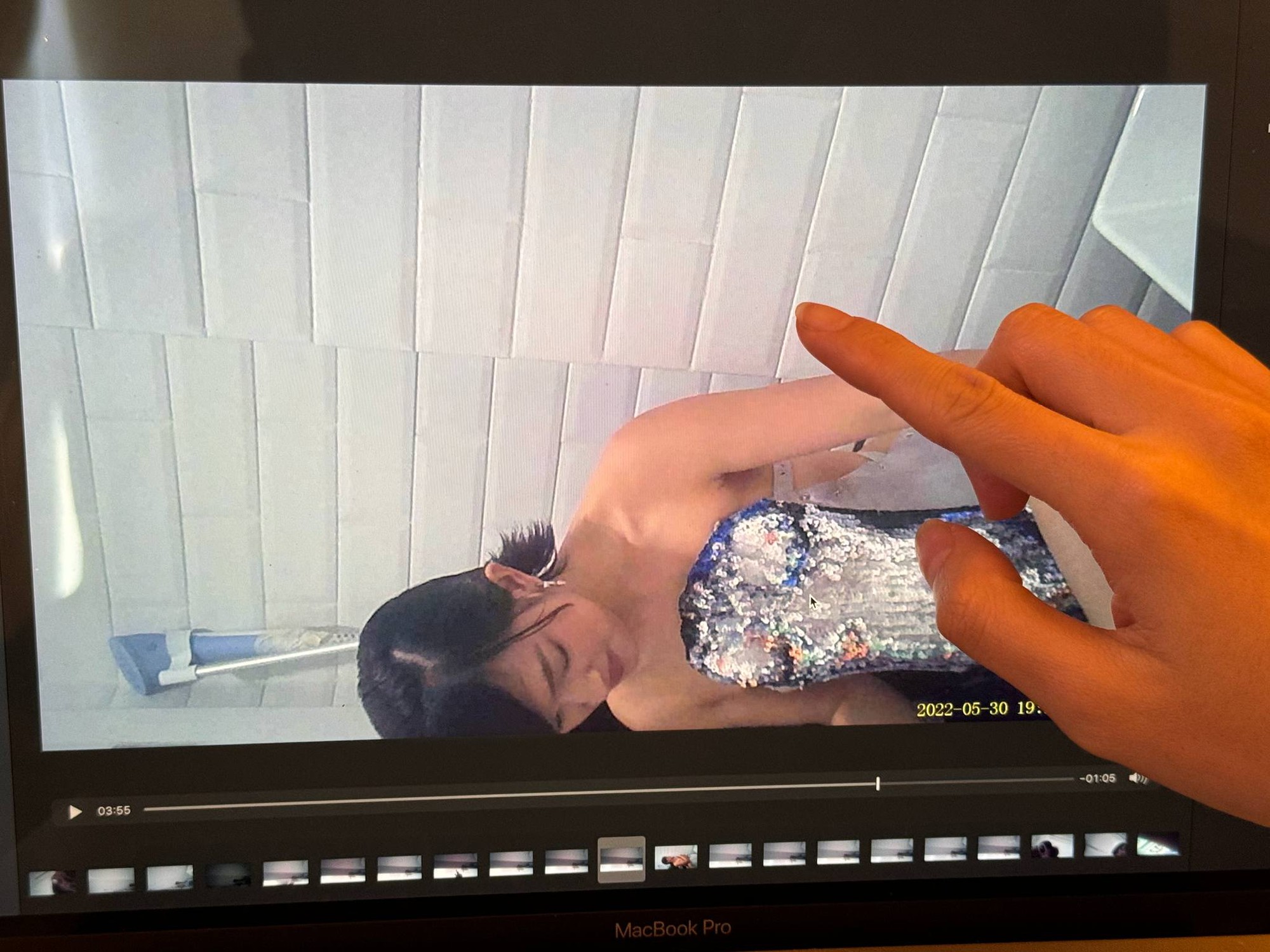 NÓNG: Châu Bùi bị quay lén trong WC của 1 studio chụp ảnh, thủ đoạn gắn camera rất tinh vi!- Ảnh 6. NÓNG: Châu Bùi bị quay lén trong WC của 1 studio chụp ảnh, thủ đoạn gắn camera rất tinh vi!- Ảnh 6.