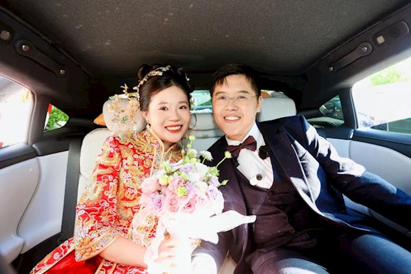 Ch&ecirc; Rolls-Royce v&agrave; Bentley, cặp đ&ocirc;i n&agrave;y d&ugrave;ng Xiaomi SU7 l&agrave;m xe hoa rước d&acirc;u: D&ugrave; kh&ocirc;ng sang nhưng ai cũng phải ngước nh&igrave;n- Ảnh 2.