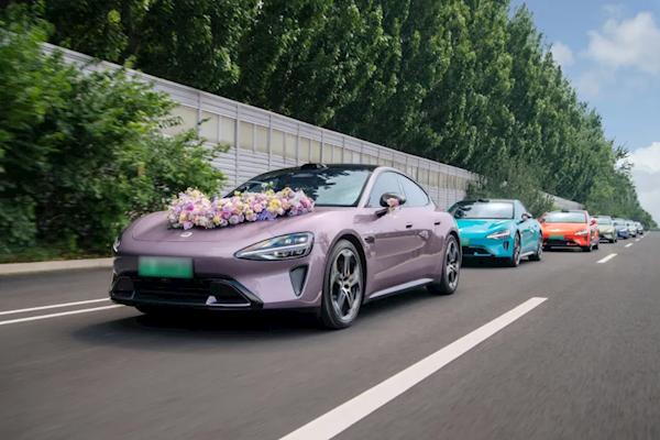 Ch&ecirc; Rolls-Royce v&agrave; Bentley, cặp đ&ocirc;i n&agrave;y d&ugrave;ng Xiaomi SU7 l&agrave;m xe hoa rước d&acirc;u: D&ugrave; kh&ocirc;ng sang nhưng ai cũng phải ngước nh&igrave;n- Ảnh 3.