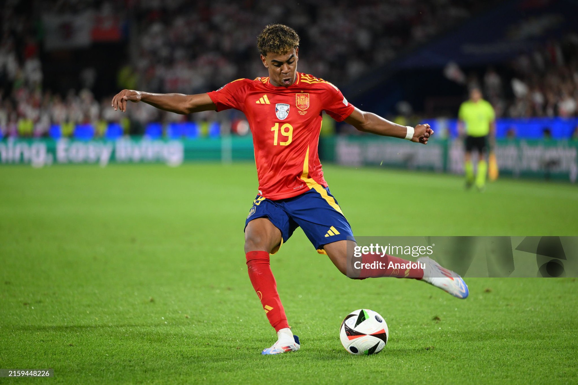 Vừa tốt nghiệp trung học, ngôi sao 16 tuổi san bằng luôn cột mốc Euro của Ronaldo- Ảnh 1. Vừa tốt nghiệp trung học, ngôi sao 16 tuổi san bằng luôn cột mốc Euro của Ronaldo- Ảnh 1.