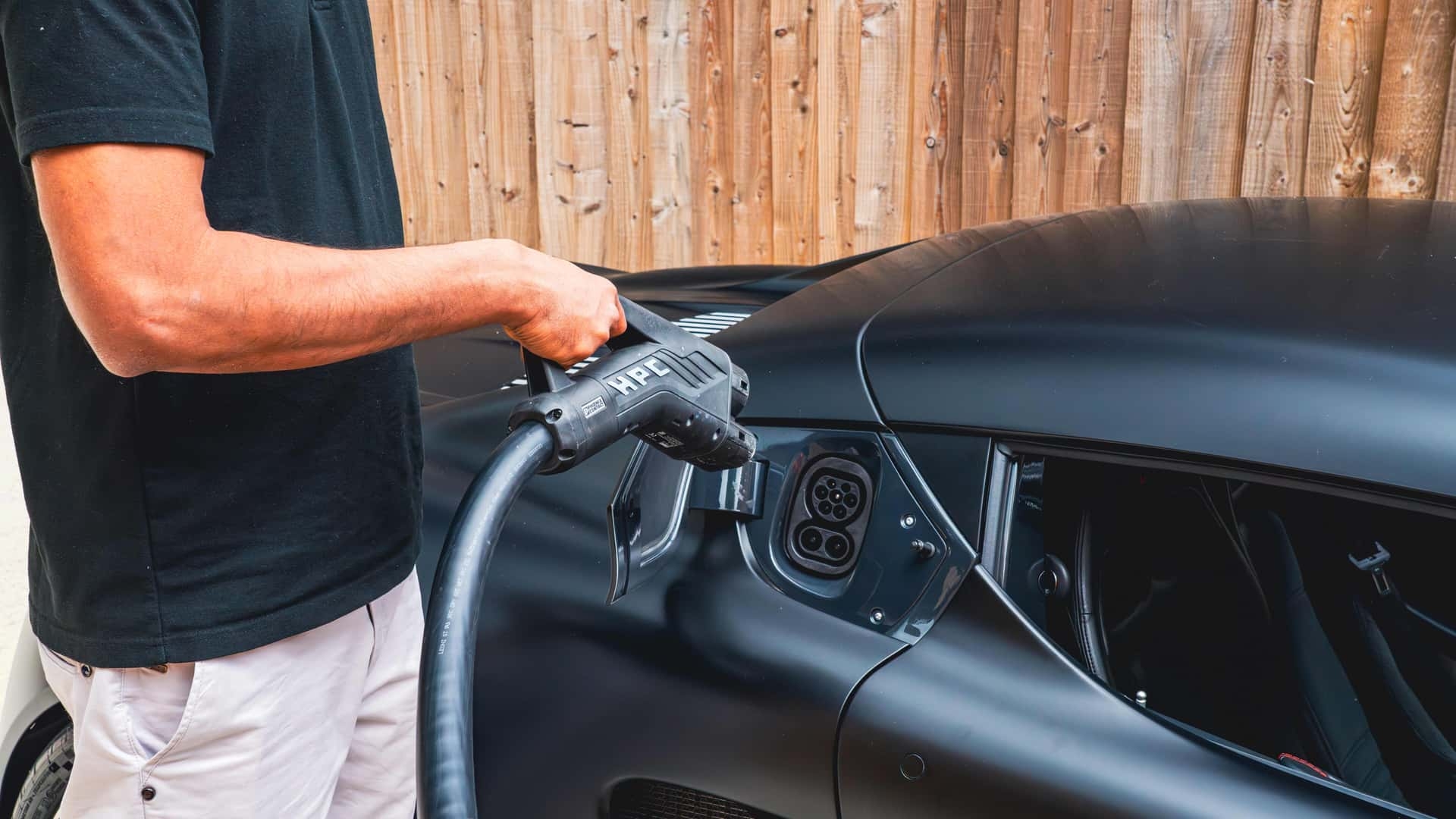 Xe điện sạc đầy chỉ mất 6 phút: Cắm điện vài phút là đi được hàng trăm km, nhanh gấp đôi xe thông thường- Ảnh 2. Xe điện sạc đầy chỉ mất 6 phút: Cắm điện vài phút là đi được hàng trăm km, nhanh gấp đôi xe thông thường- Ảnh 2.