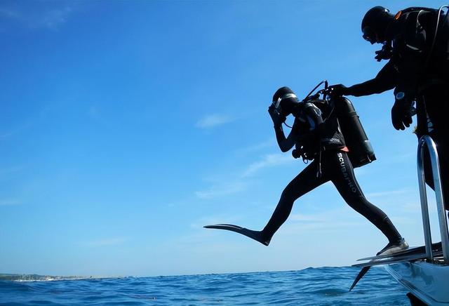 Năm 1999, một người đàn ông biến mất một cách bí ẩn khi đang lặn và được tìm thấy trong tư thế lộn ngược trên cây thông tại hiện trường vụ hỏa hoạn- Ảnh 1. Năm 1999, một người đàn ông biến mất một cách bí ẩn khi đang lặn và được tìm thấy trong tư thế lộn ngược trên cây thông tại hiện trường vụ hỏa hoạn- Ảnh 1.