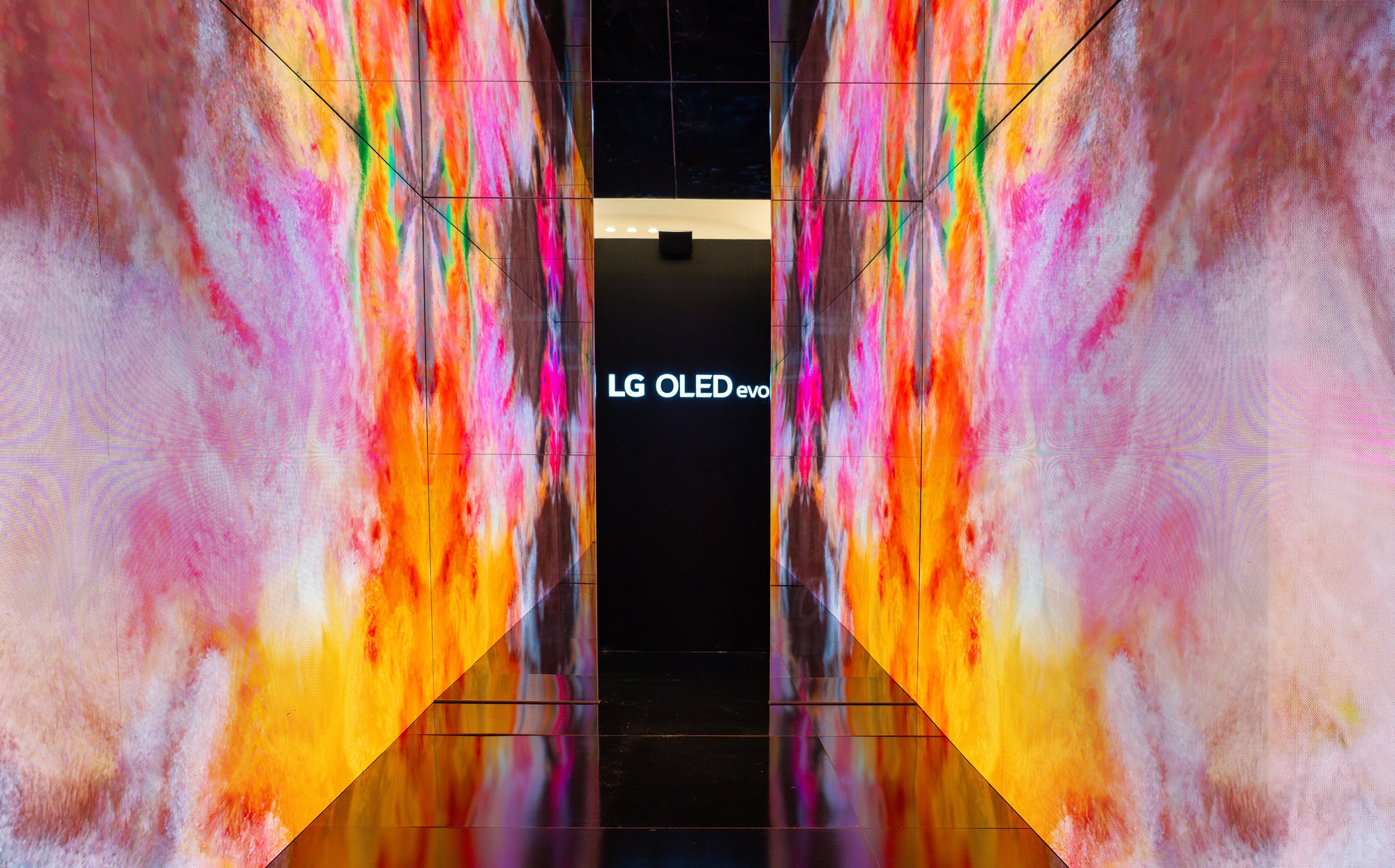 Fustic. Studio đồng hành cùng LG OLED mang nghệ thuật đến gần hơn với công chúng- Ảnh 4. Fustic. Studio đồng hành cùng LG OLED mang nghệ thuật đến gần hơn với công chúng- Ảnh 4.