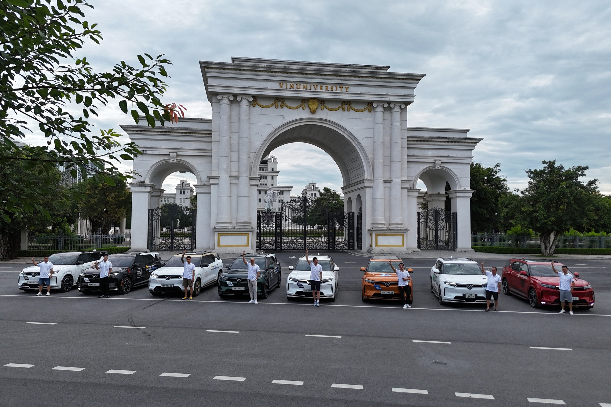 Dẫn 9 chiếc VinFast VF 9 xuyên Việt 5.500km, chủ xe chia sẻ: ‘Sạc, đỗ miễn phí nhiều nơi, chạy liền 600km không bã người’- Ảnh 2. Dẫn 9 chiếc VinFast VF 9 xuyên Việt 5.500km, chủ xe chia sẻ: ‘Sạc, đỗ miễn phí nhiều nơi, chạy liền 600km không bã người’- Ảnh 2.