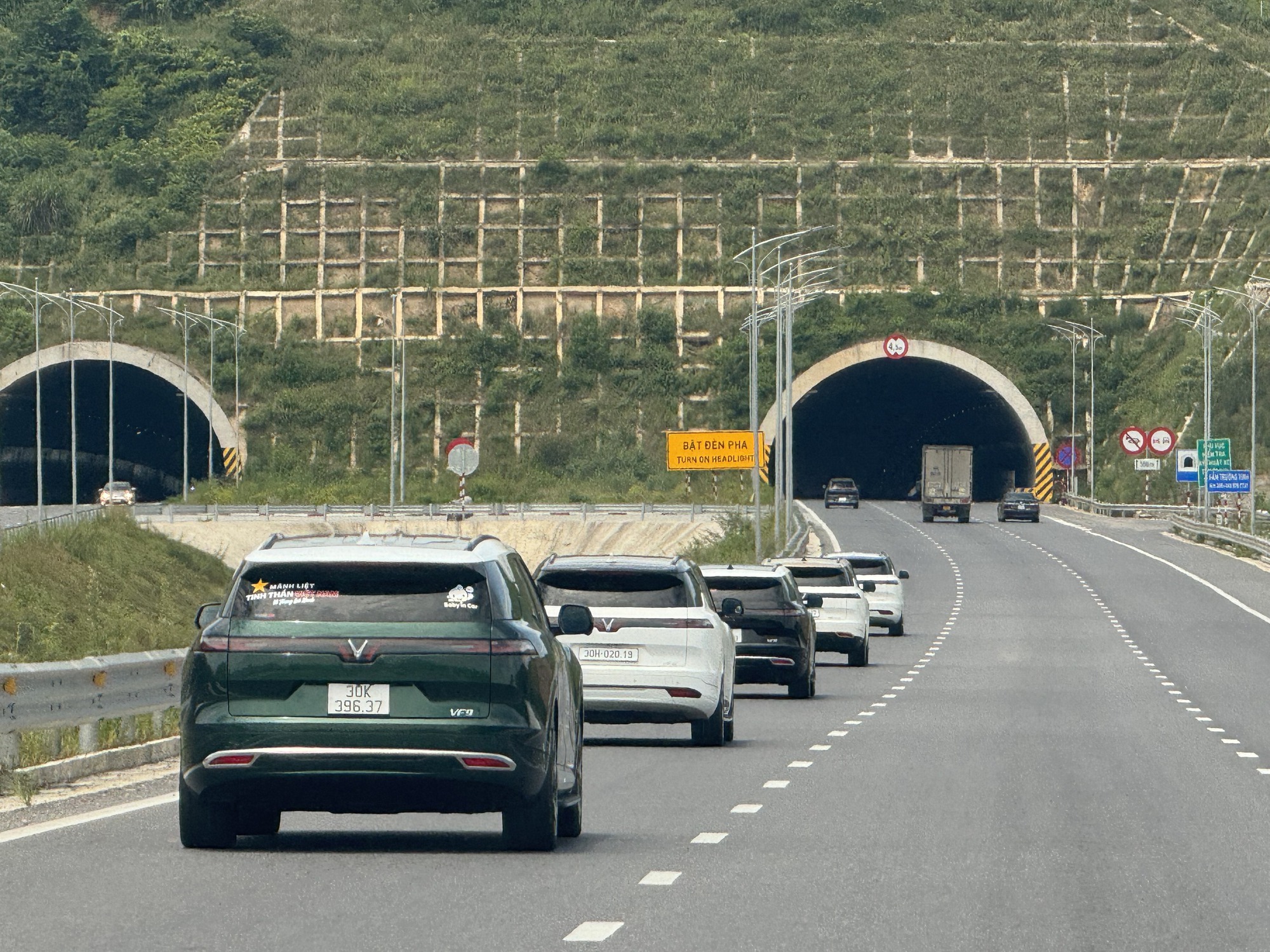 Dẫn 9 chiếc VinFast VF 9 xuyên Việt 5.500km, chủ xe chia sẻ: ‘Sạc, đỗ miễn phí nhiều nơi, chạy liền 600km không bã người’- Ảnh 14. Dẫn 9 chiếc VinFast VF 9 xuyên Việt 5.500km, chủ xe chia sẻ: ‘Sạc, đỗ miễn phí nhiều nơi, chạy liền 600km không bã người’- Ảnh 14.