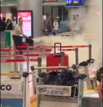 Pin dự phòng của hành khách bất ngờ phát nổ tại sân bay Tân Sơn Nhất- Ảnh 1. Pin dự phòng của hành khách bất ngờ phát nổ tại sân bay Tân Sơn Nhất- Ảnh 1.