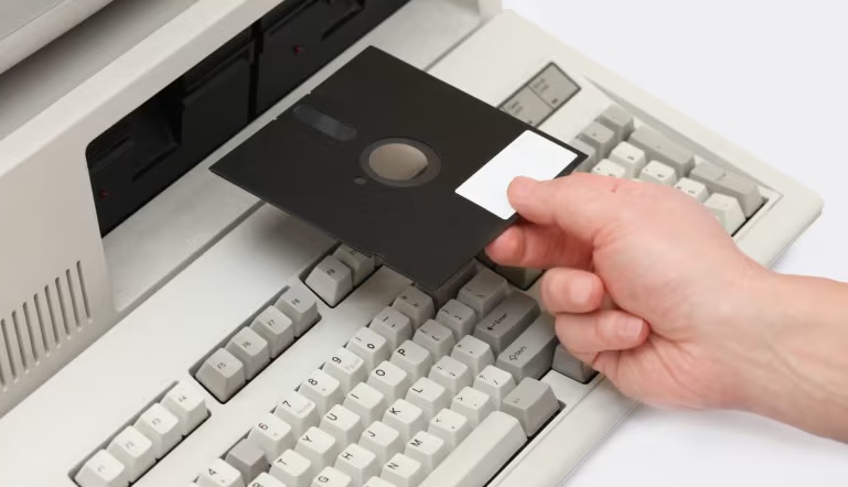 Chính phủ Nhật Bản vui mừng khi 'chia tay' được đĩa mềm- Ảnh 1. Chính phủ Nhật Bản vui mừng khi 'chia tay' được đĩa mềm- Ảnh 1.