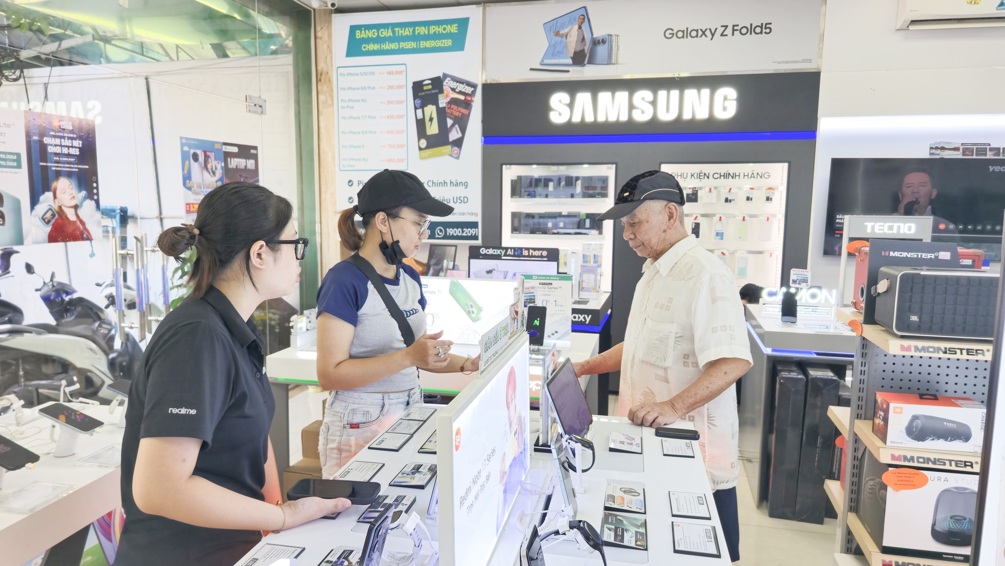 Chùm ảnh: Người dân nô nức nâng cấp lên điện thoại 4G trước ngày cắt sóng 2G- Ảnh 2. Chùm ảnh: Người dân nô nức nâng cấp lên điện thoại 4G trước ngày cắt sóng 2G- Ảnh 2.