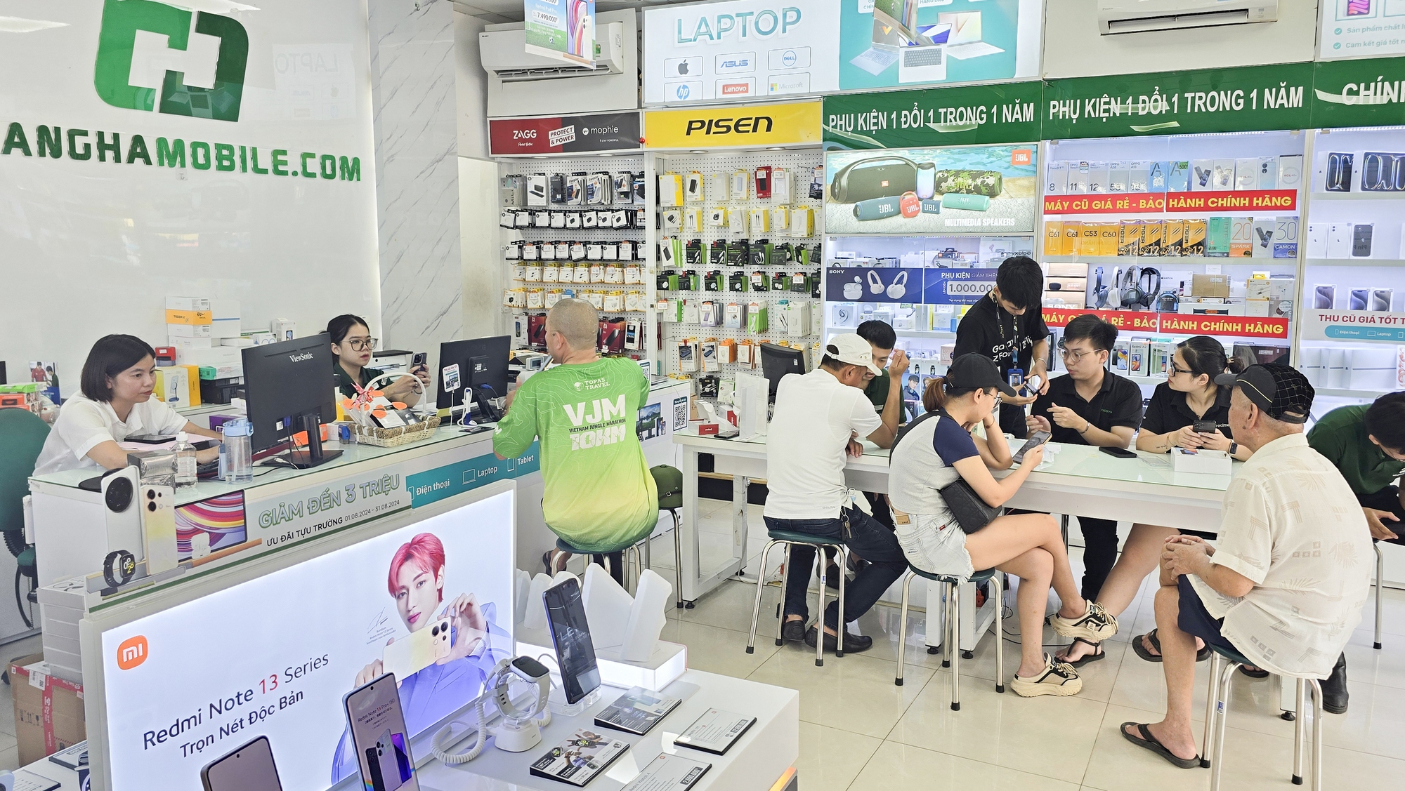 Chùm ảnh: Người dân nô nức nâng cấp lên điện thoại 4G trước ngày cắt sóng 2G- Ảnh 7. Chùm ảnh: Người dân nô nức nâng cấp lên điện thoại 4G trước ngày cắt sóng 2G- Ảnh 7.