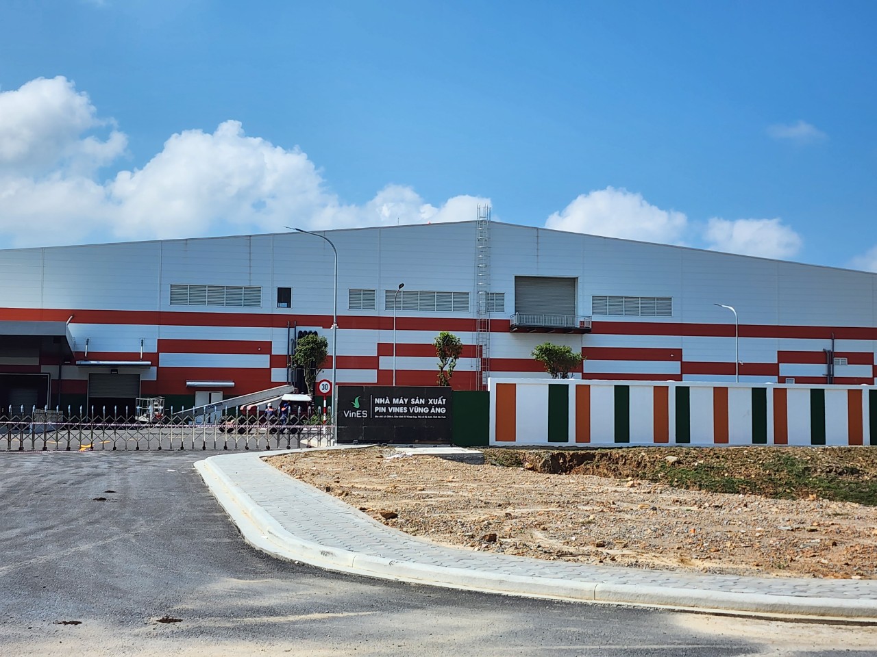 VinFast tròn một năm niêm yết tại Mỹ: Những bước tiến dài và ‘đá tảng’ phải vượt qua- Ảnh 9. VinFast tròn một năm niêm yết tại Mỹ: Những bước tiến dài và ‘đá tảng’ phải vượt qua- Ảnh 9.