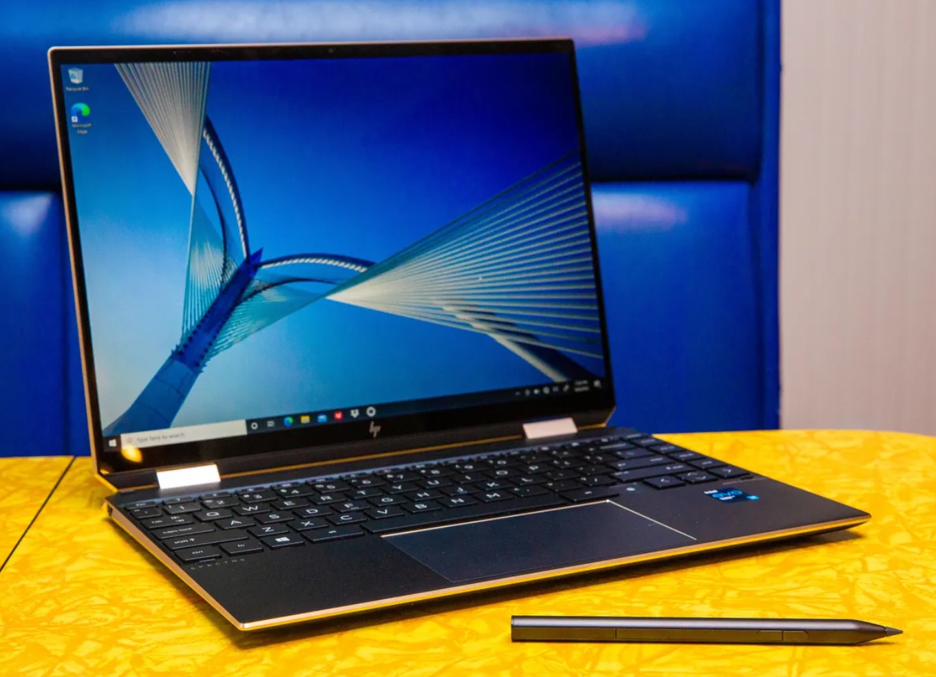 Hơn một thập kỷ tr&ocirc;i qua kể từ khi Surface ra đời, tại sao laptop cảm ứng vẫn chưa thể thay thế laptop truyền thống?- Ảnh 1.