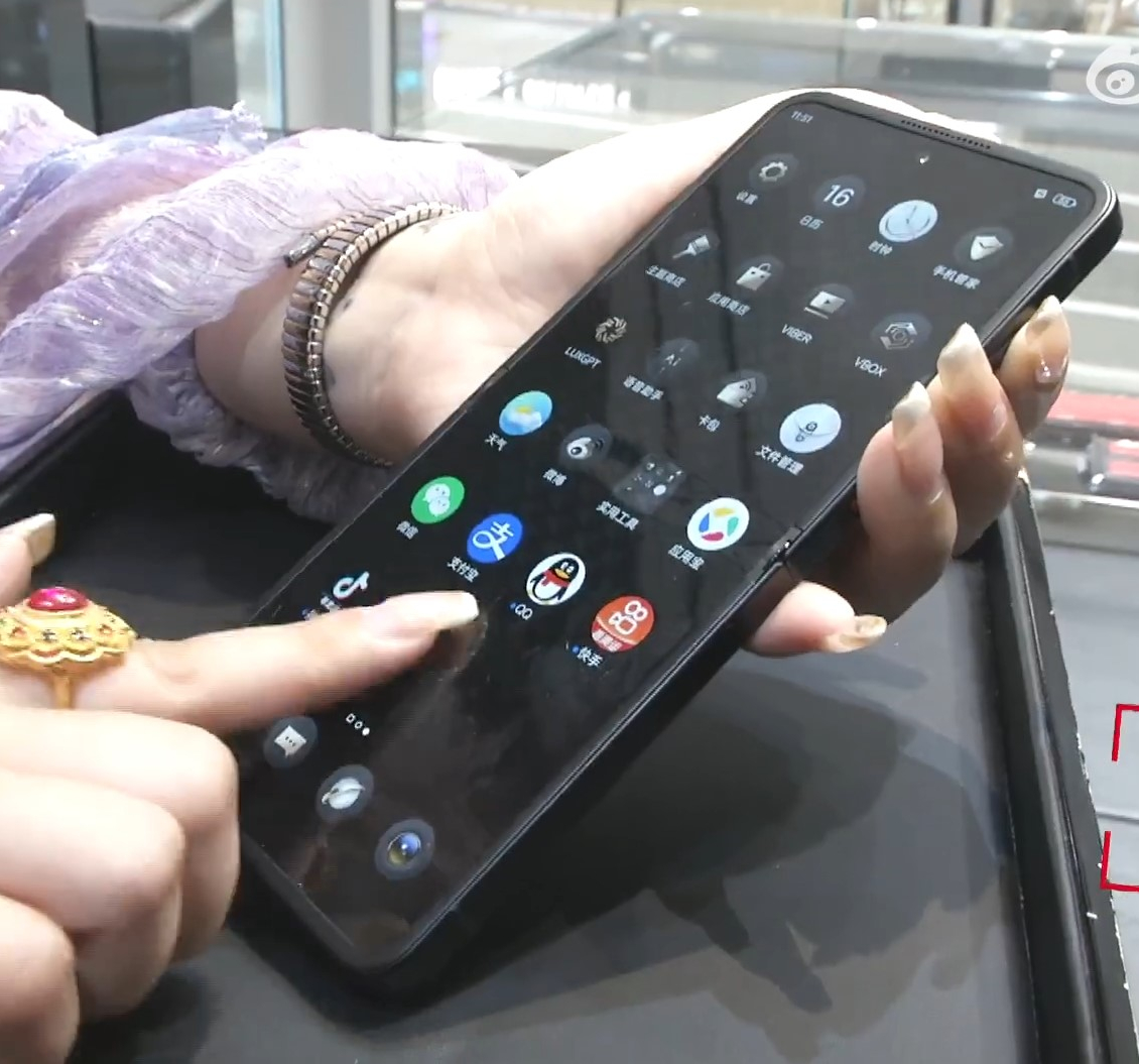 Chi gần 100 triệu mua điện thoại Vertu, người phụ nữ đòi trả lại hàng ngay lập tức vì máy quá “đơ lag”- Ảnh 1. Chi gần 100 triệu mua điện thoại Vertu, người phụ nữ đòi trả lại hàng ngay lập tức vì máy quá “đơ lag”- Ảnh 1.