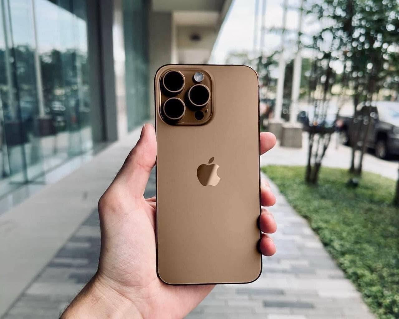 Hình ảnh iPhone 16 Pro với màu "titan sa mạc" mới, khác xa màu vàng mà chúng ta tưởng tượng!- Ảnh 4. Hình ảnh iPhone 16 Pro với màu "titan sa mạc" mới, khác xa màu vàng mà chúng ta tưởng tượng!- Ảnh 4.