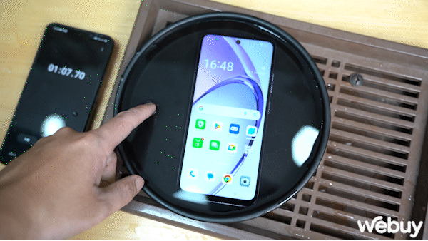 'Tra tấn' OPPO A3 để thử độ bền quân đội: Ngâm nước, ném cầu thang và cán xe qua- Ảnh 3. 'Tra tấn' OPPO A3 để thử độ bền quân đội: Ngâm nước, ném cầu thang và cán xe qua- Ảnh 3.