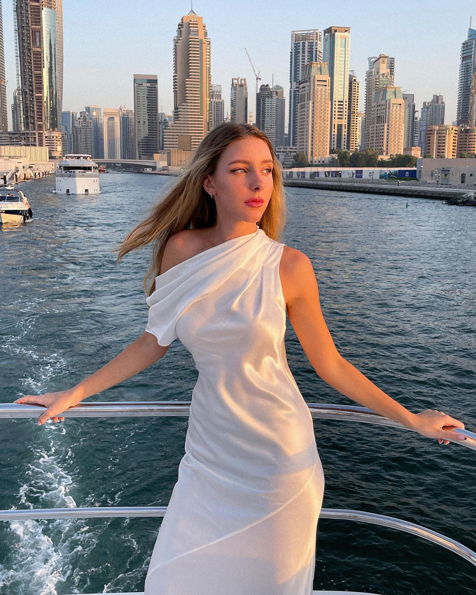 Chân dung mỹ nhân đi cùng Pavel Durov: Liệu có phải 'gián điệp' trong vụ bắt giữ ông chủ Telegram?- Ảnh 2. Chân dung mỹ nhân đi cùng Pavel Durov: Liệu có phải 'gián điệp' trong vụ bắt giữ ông chủ Telegram?- Ảnh 2.