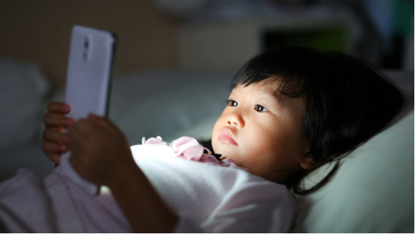 Cảnh báo: Nguy cơ dậy thì sớm vì sử dụng thiết bị công nghệ quá mức- Ảnh 1. Cảnh báo: Nguy cơ dậy thì sớm vì sử dụng thiết bị công nghệ quá mức- Ảnh 1.