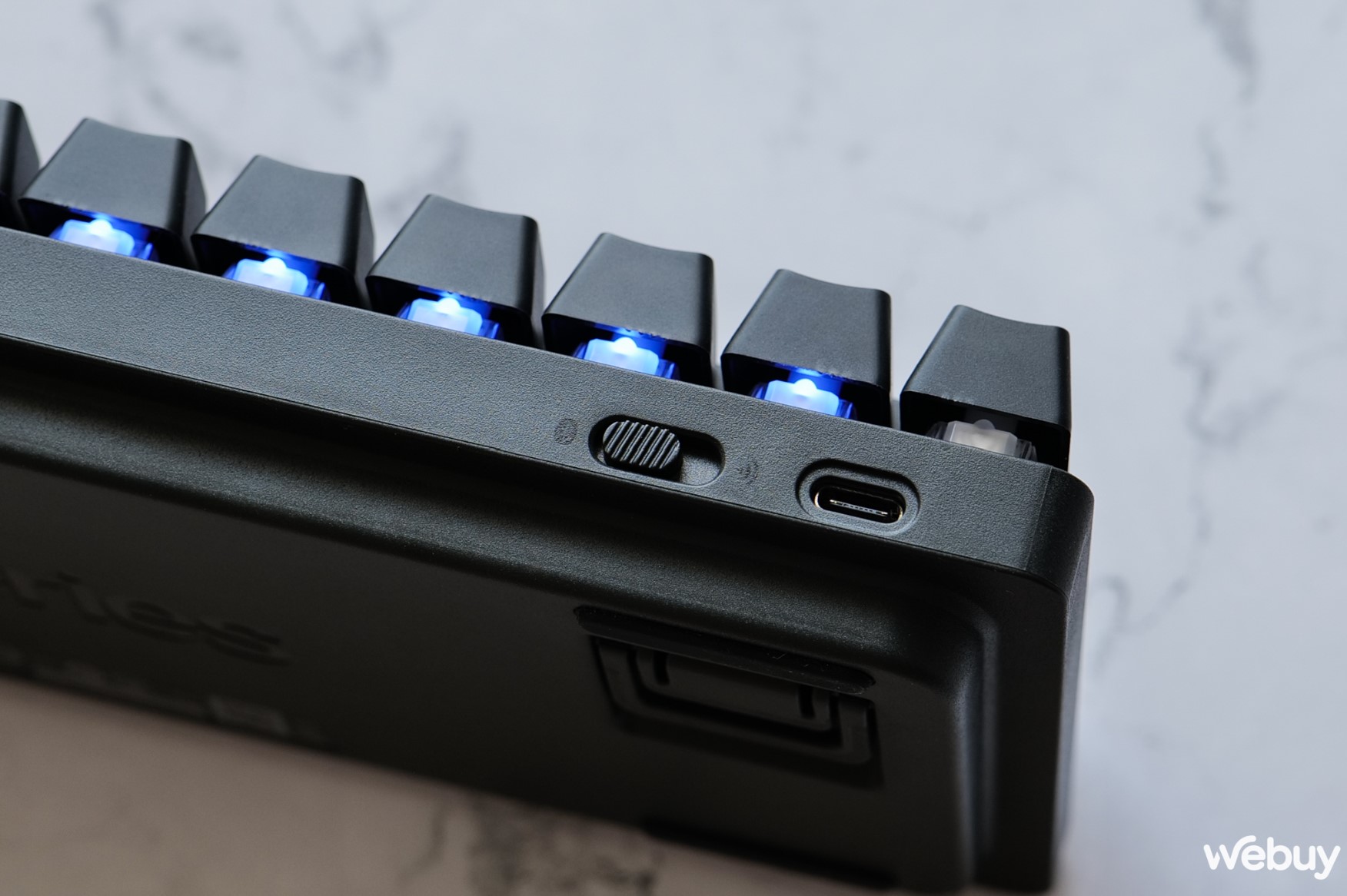 Trên tay nhanh SteelSeries Apex Pro Mini Wireless: Trông nhỏ nhưng khá nhiều "võ"- Ảnh 9. Trên tay nhanh SteelSeries Apex Pro Mini Wireless: Trông nhỏ nhưng khá nhiều "võ"- Ảnh 9.