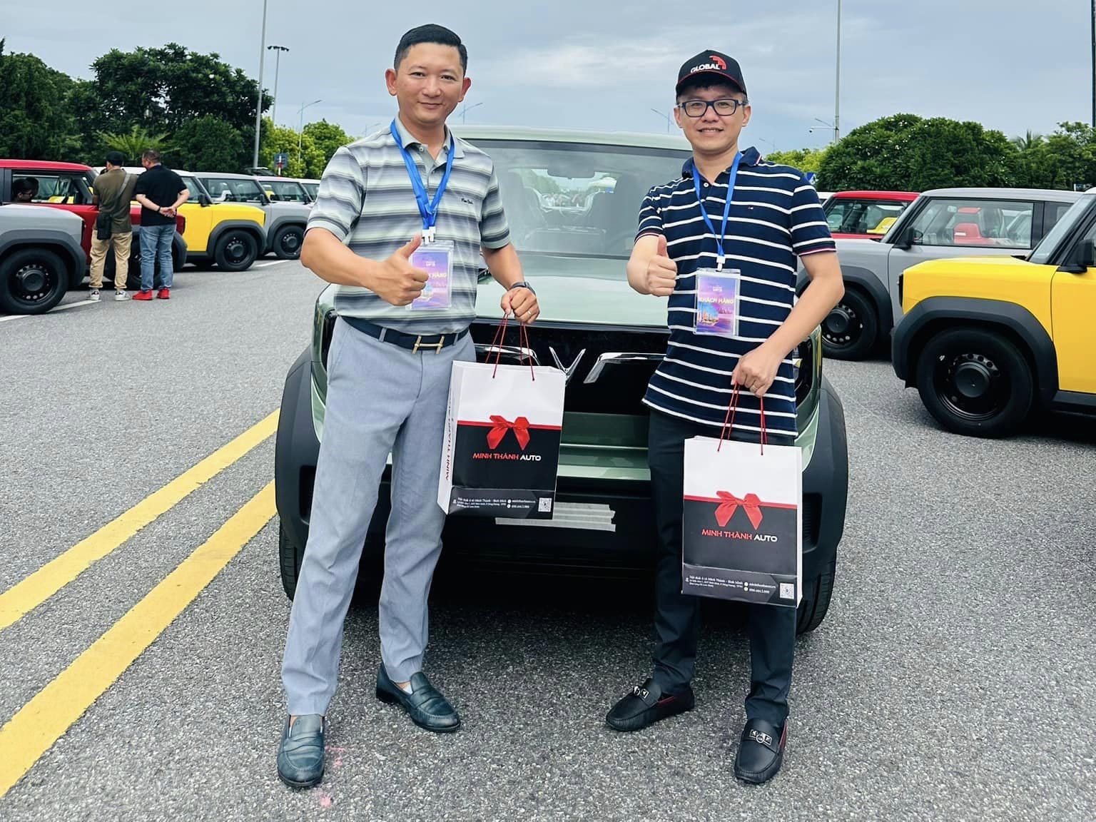 Muôn màu chuyện chủ xe VinFast VF 3: Người mua 5 xe cùng lúc, người dành tặng mẹ, người bay từ TP HCM ra Hà Nội nhận xe- Ảnh 2. Muôn màu chuyện chủ xe VinFast VF 3: Người mua 5 xe cùng lúc, người dành tặng mẹ, người bay từ TP HCM ra Hà Nội nhận xe- Ảnh 2.