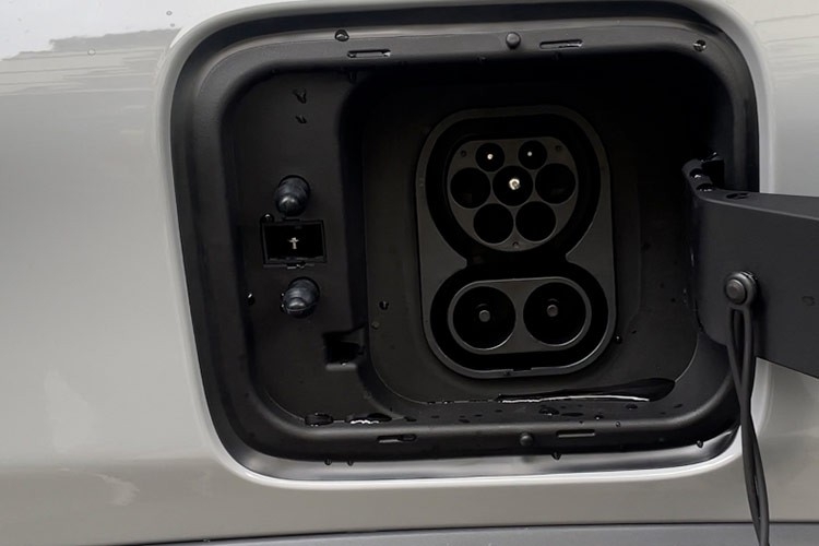 VF 3 hiện chỉ có thể sạc tại trụ sạc nhanh, để có thể sạc tại nhà, khách hàng chờ một thứ- Ảnh 1. VF 3 hiện chỉ có thể sạc tại trụ sạc nhanh, để có thể sạc tại nhà, khách hàng chờ một thứ- Ảnh 1.