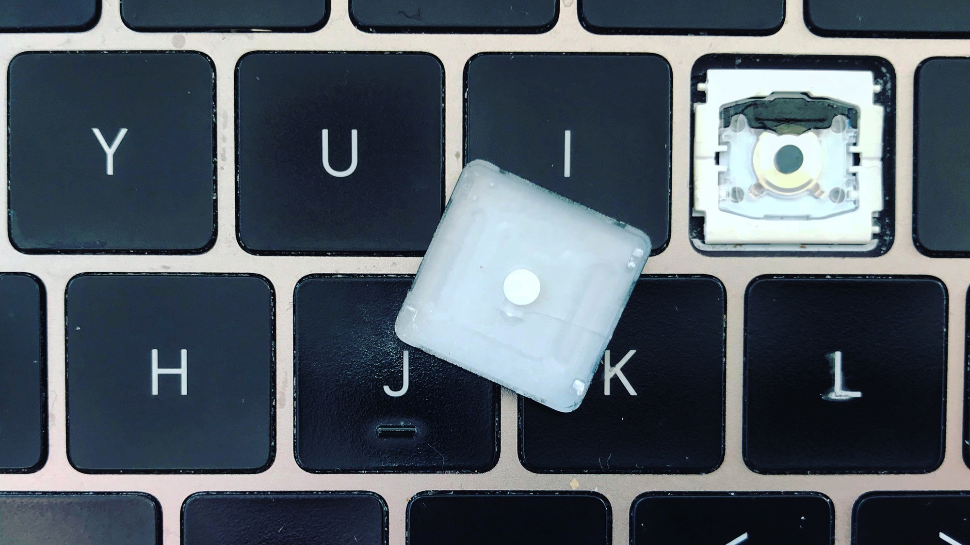 MacBook bị lỗi bàn phím từ các năm 2015-2019, chủ sở hữu được đền bù hẳn 10 triệu- Ảnh 1. MacBook bị lỗi bàn phím từ các năm 2015-2019, chủ sở hữu được đền bù hẳn 10 triệu- Ảnh 1.