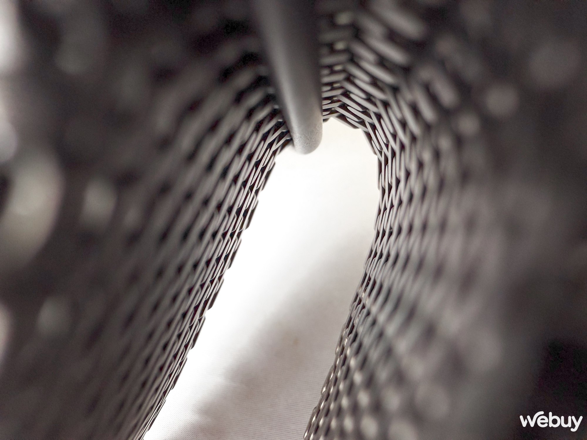 Soi từng chi tiết dây đeo Titan giá 6 triệu của Apple Watch Ultra 2 bằng camera macro 48MP mới trên iPhone 16 Pro Max- Ảnh 2. Soi từng chi tiết dây đeo Titan giá 6 triệu của Apple Watch Ultra 2 bằng camera macro 48MP mới trên iPhone 16 Pro Max- Ảnh 2.