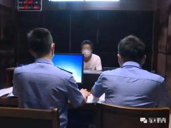 Người h&agrave;ng x&oacute;m ở một m&igrave;nh nhưng lắp đến 10 chiếc điều h&ograve;a, cụ &ocirc;ng lập tức b&aacute;o cảnh s&aacute;t: Cảnh tượng b&ecirc;n trong căn nh&agrave; khiến nhiều người ngỡ ng&agrave;ng- Ảnh 1.