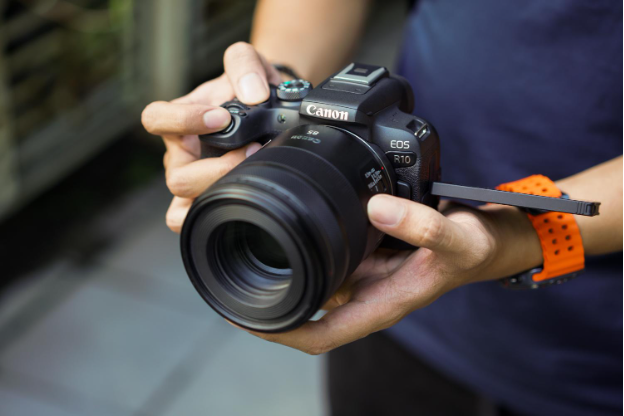 Trải nghiệm Canon EOS R10: Quay phim 4K 10-bit trong tầm giá "nhập môn"- Ảnh 2. Trải nghiệm Canon EOS R10: Quay phim 4K 10-bit trong tầm giá "nhập môn"- Ảnh 2.