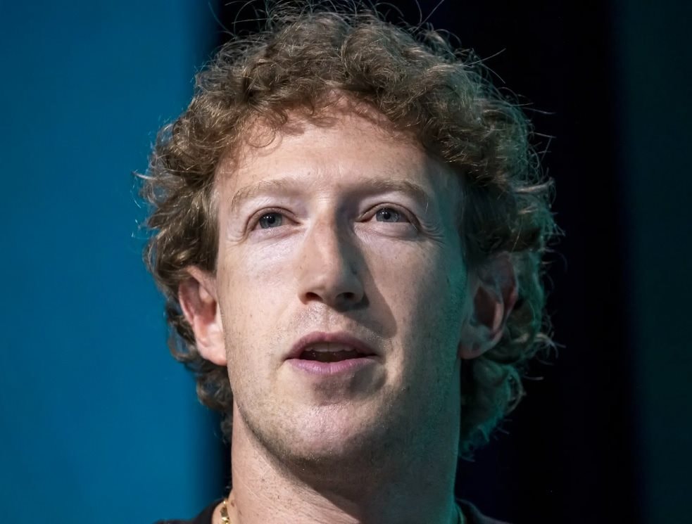 'Kẻ biến h&igrave;nh' vĩ đại Mark Zuckerberg: Mỗi năm đối mặt với cả thế giới bằng một con người kh&aacute;c, đều đặn gi&uacute;p Meta ph&igrave;nh to th&agrave;nh đế chế ngh&igrave;n tỷ USD- Ảnh 1.