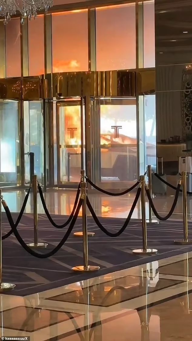 Chiếc Cybertruck bốc cháy dữ dội bên ngoài khách sạn Trump International. Ảnh: X Chiếc Cybertruck bốc cháy dữ dội bên ngoài khách sạn Trump International. Ảnh: X