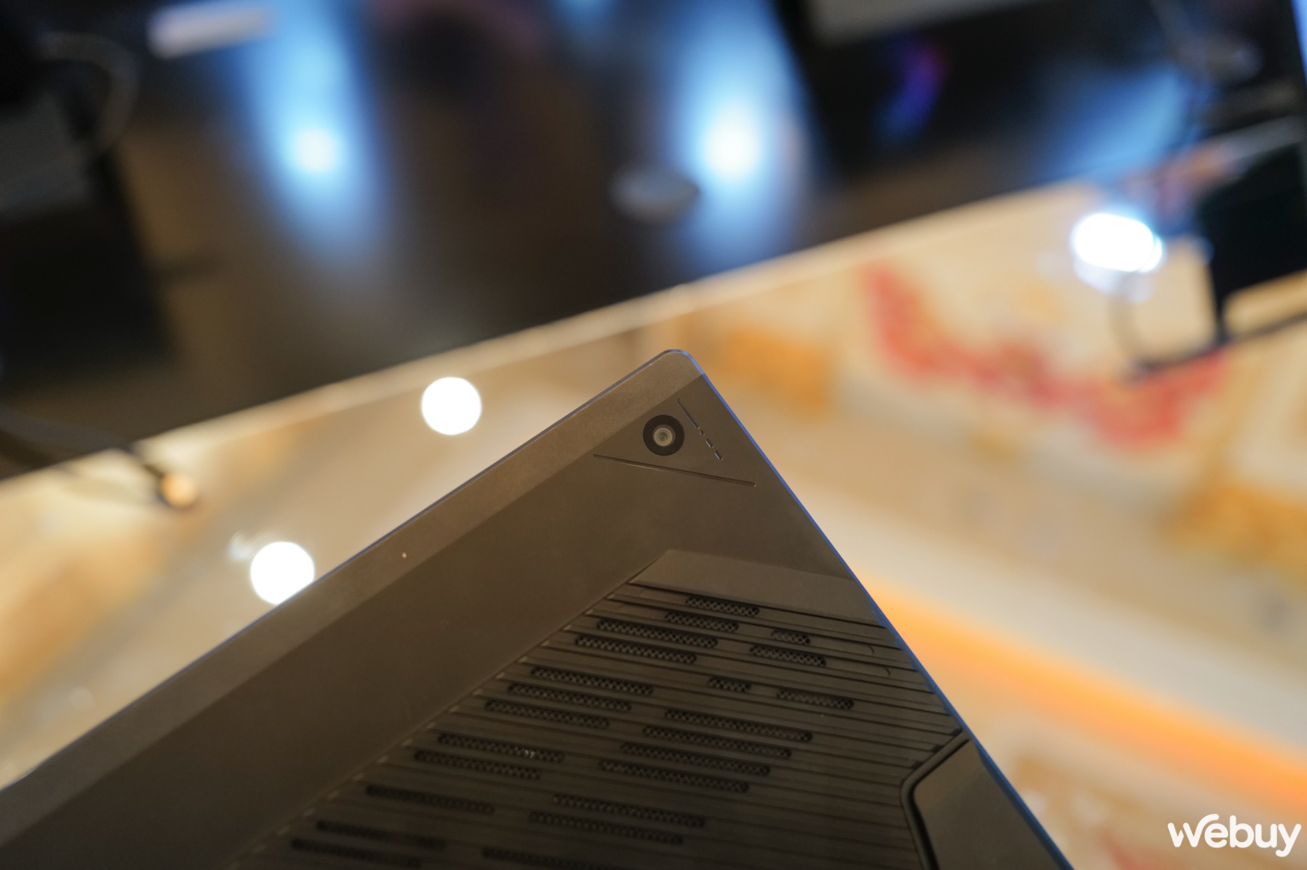 Cận cảnh Asus ROG Flow Z13 2025: Mang sức mạnh của gaming laptop v&agrave;o th&acirc;n h&igrave;nh tablet nhỏ b&eacute;- Ảnh 11.