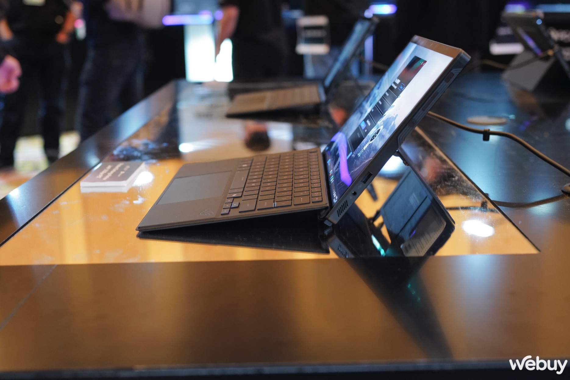 Cận cảnh Asus ROG Flow Z13 2025: Mang sức mạnh của gaming laptop v&agrave;o th&acirc;n h&igrave;nh tablet nhỏ b&eacute;- Ảnh 13.