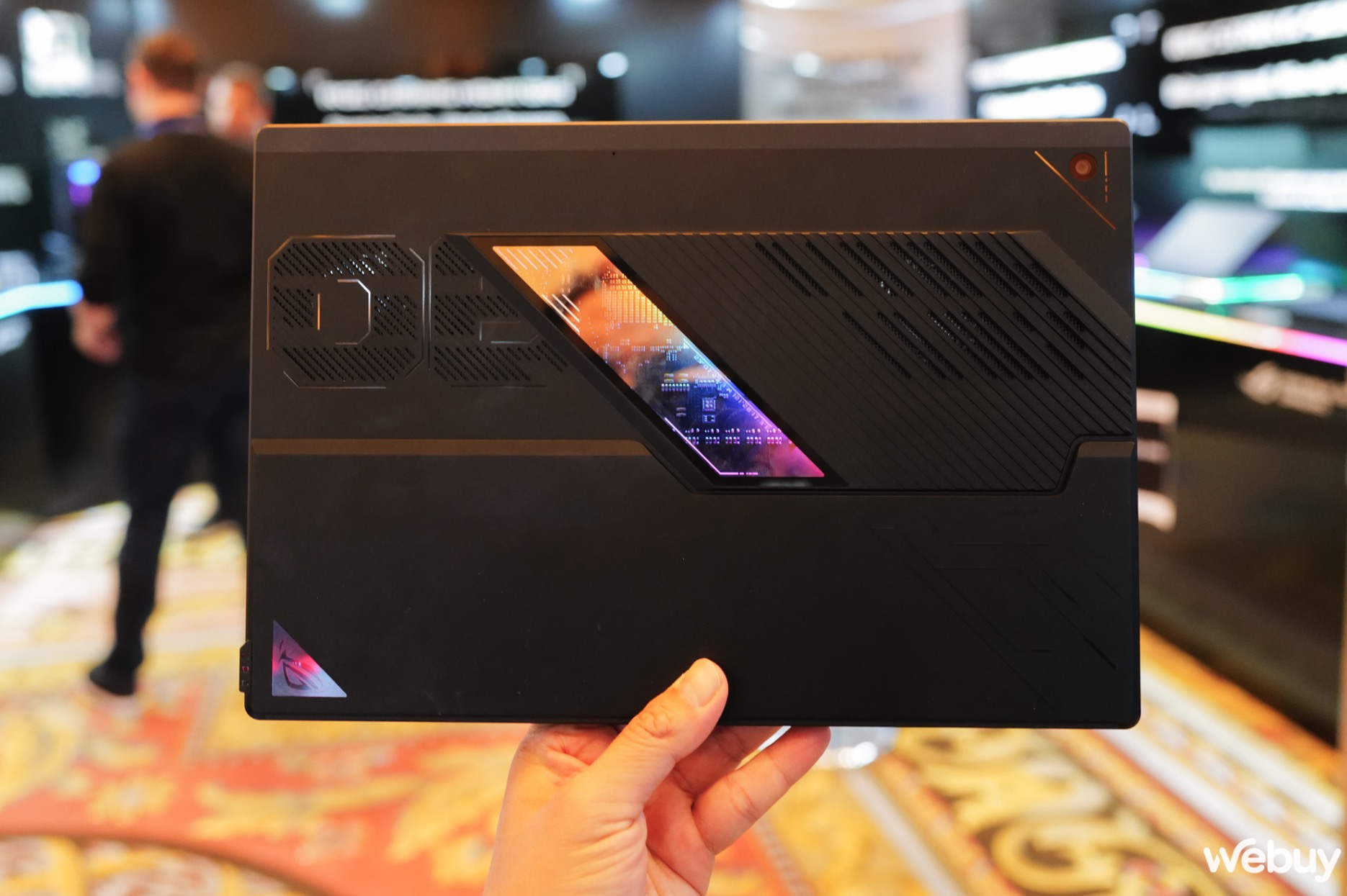 Cận cảnh Asus ROG Flow Z13 2025: Mang sức mạnh của gaming laptop v&agrave;o th&acirc;n h&igrave;nh tablet nhỏ b&eacute;- Ảnh 2.