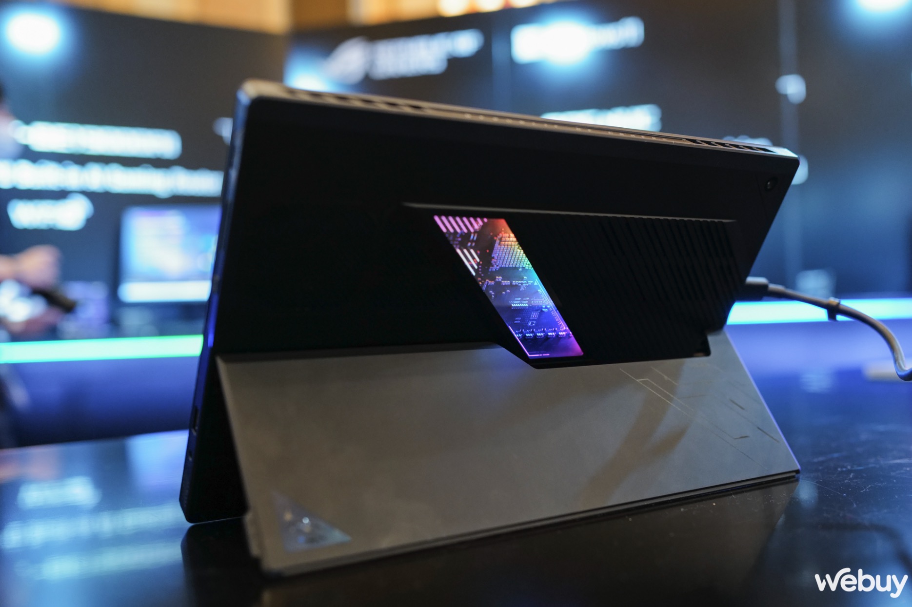 Cận cảnh Asus ROG Flow Z13 2025: Mang sức mạnh của gaming laptop v&agrave;o th&acirc;n h&igrave;nh tablet nhỏ b&eacute;- Ảnh 4.