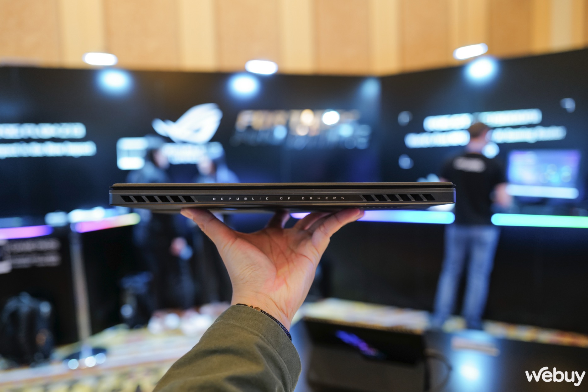 Cận cảnh Asus ROG Flow Z13 2025: Mang sức mạnh của gaming laptop v&agrave;o th&acirc;n h&igrave;nh tablet nhỏ b&eacute;- Ảnh 5.