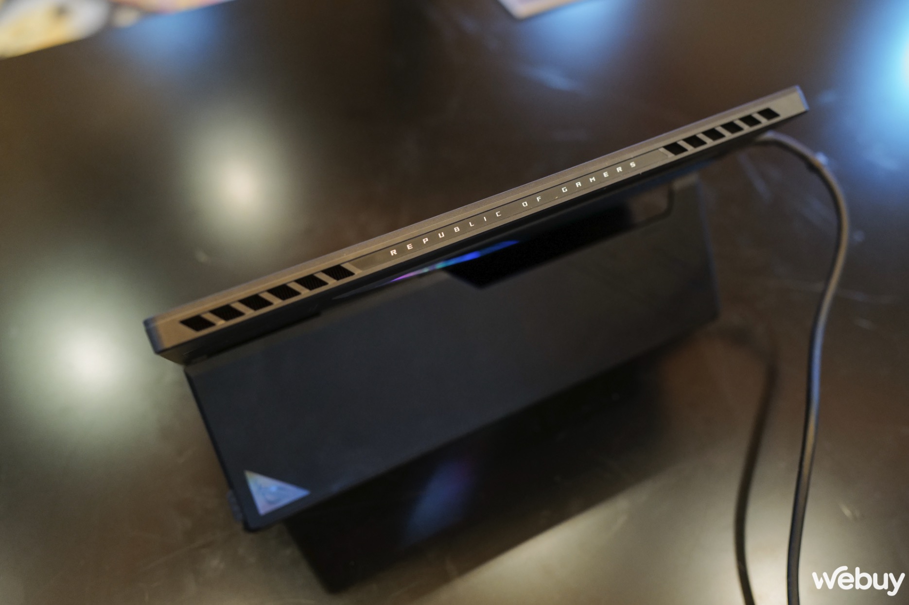 Cận cảnh Asus ROG Flow Z13 2025: Mang sức mạnh của gaming laptop v&agrave;o th&acirc;n h&igrave;nh tablet nhỏ b&eacute;- Ảnh 7.