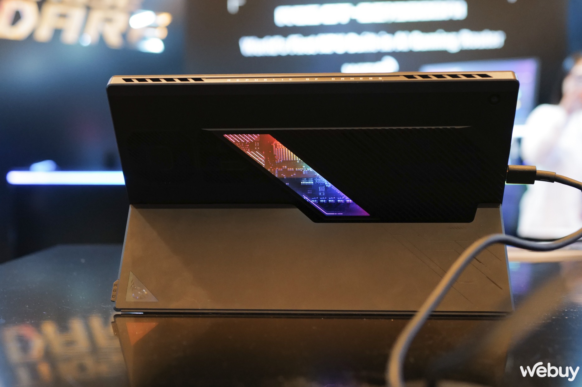 Cận cảnh Asus ROG Flow Z13 2025: Mang sức mạnh của gaming laptop v&agrave;o th&acirc;n h&igrave;nh tablet nhỏ b&eacute;- Ảnh 8.