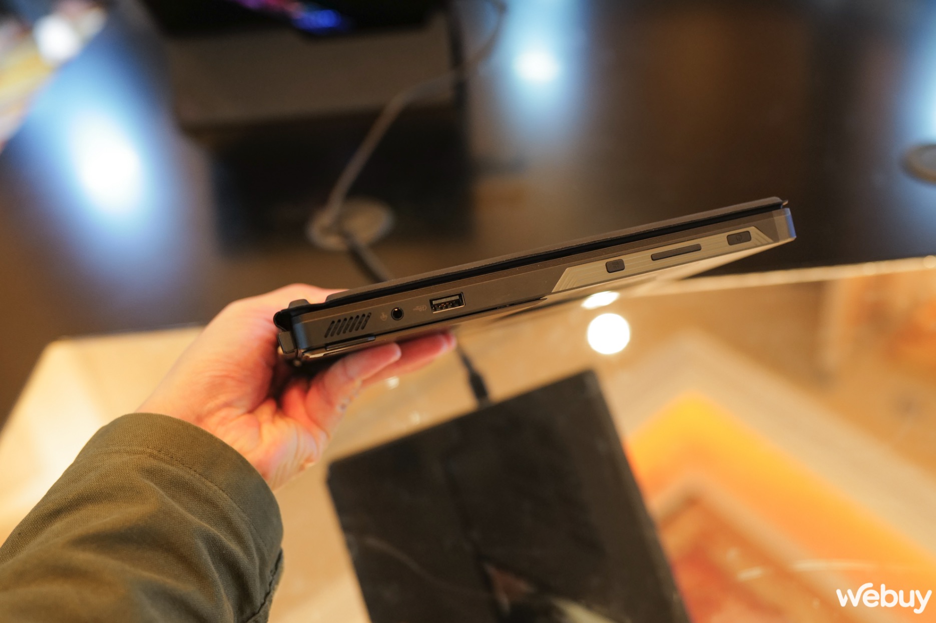 Cận cảnh Asus ROG Flow Z13 2025: Mang sức mạnh của gaming laptop v&agrave;o th&acirc;n h&igrave;nh tablet nhỏ b&eacute;- Ảnh 9.