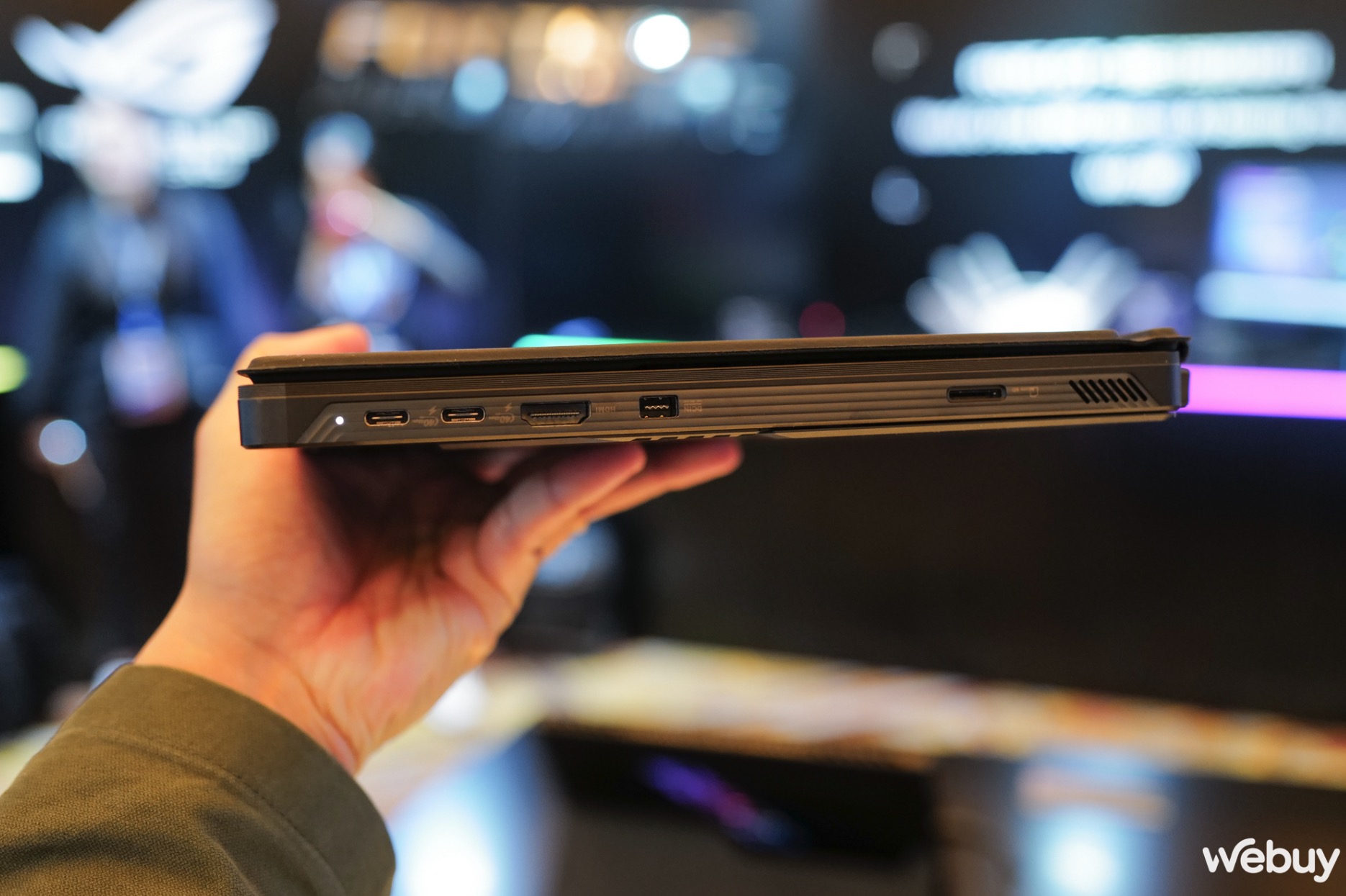 Cận cảnh Asus ROG Flow Z13 2025: Mang sức mạnh của gaming laptop v&agrave;o th&acirc;n h&igrave;nh tablet nhỏ b&eacute;- Ảnh 10.