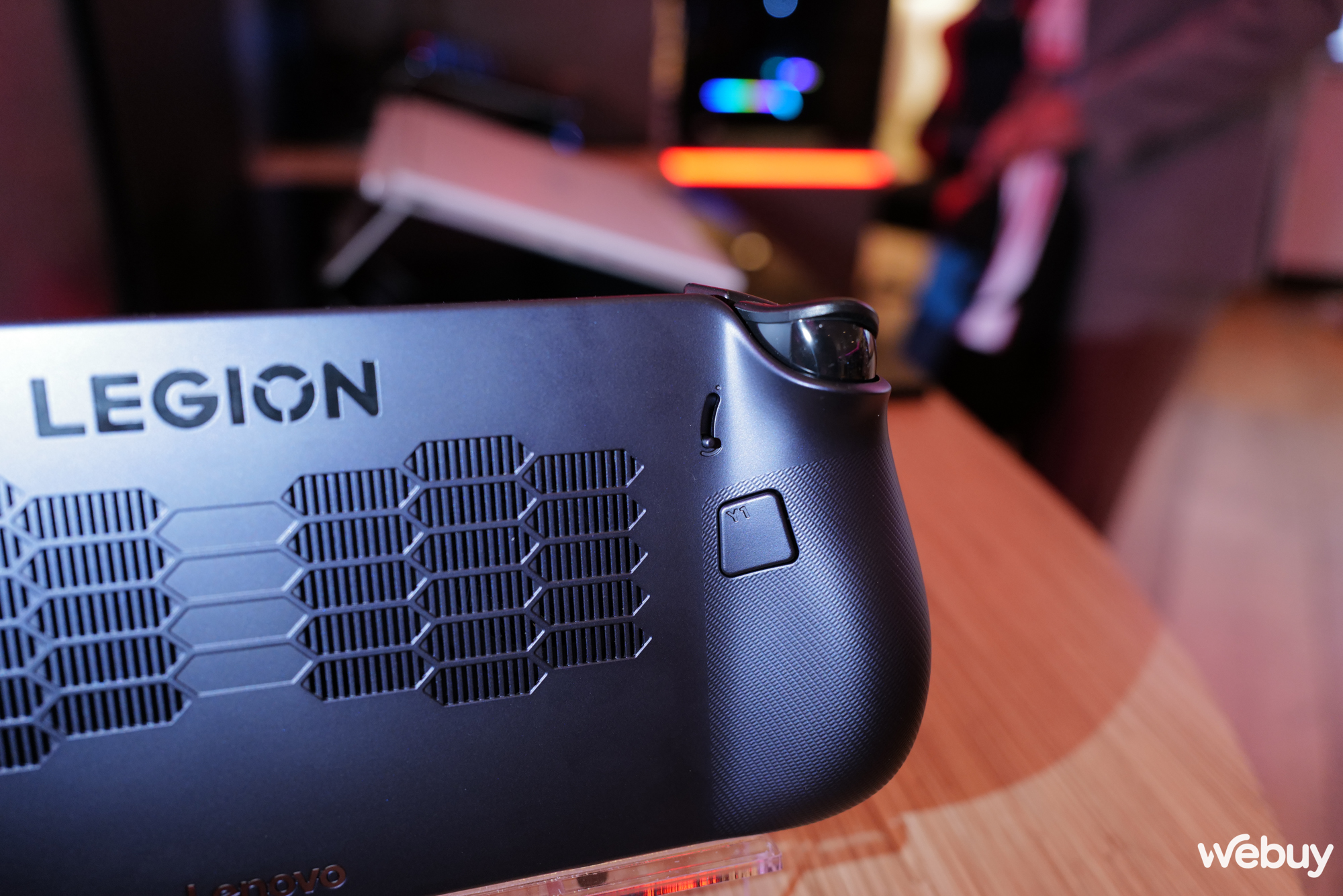 Lenovo hợp t&aacute;c với Valve để ph&aacute;t triển đối thủ cho Steam Deck: m&aacute;y chơi game Legion Go S mới sẽ chạy SteamOS, gi&aacute; chỉ 499 USD- Ảnh 10.