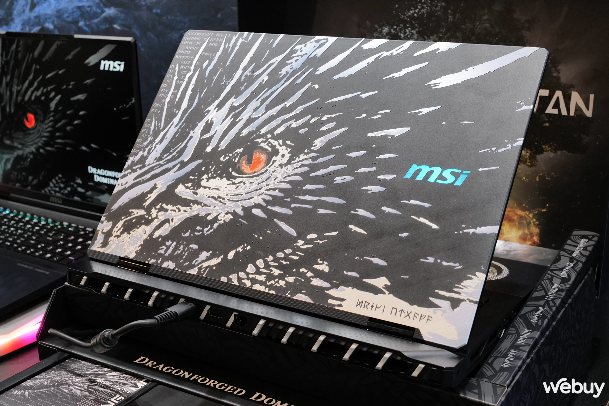 Cận cảnh &ldquo;Rồng Bắc &Acirc;u&rdquo; MSI Titan 18 HX Dragon Edition: Si&ecirc;u laptop mạnh mẽ với Intel Core Ultra 9 285HX, Nvidia RTX 5090 v&agrave; thiết kế &ldquo;ngầu v&ocirc; đối&rdquo;- Ảnh 3.