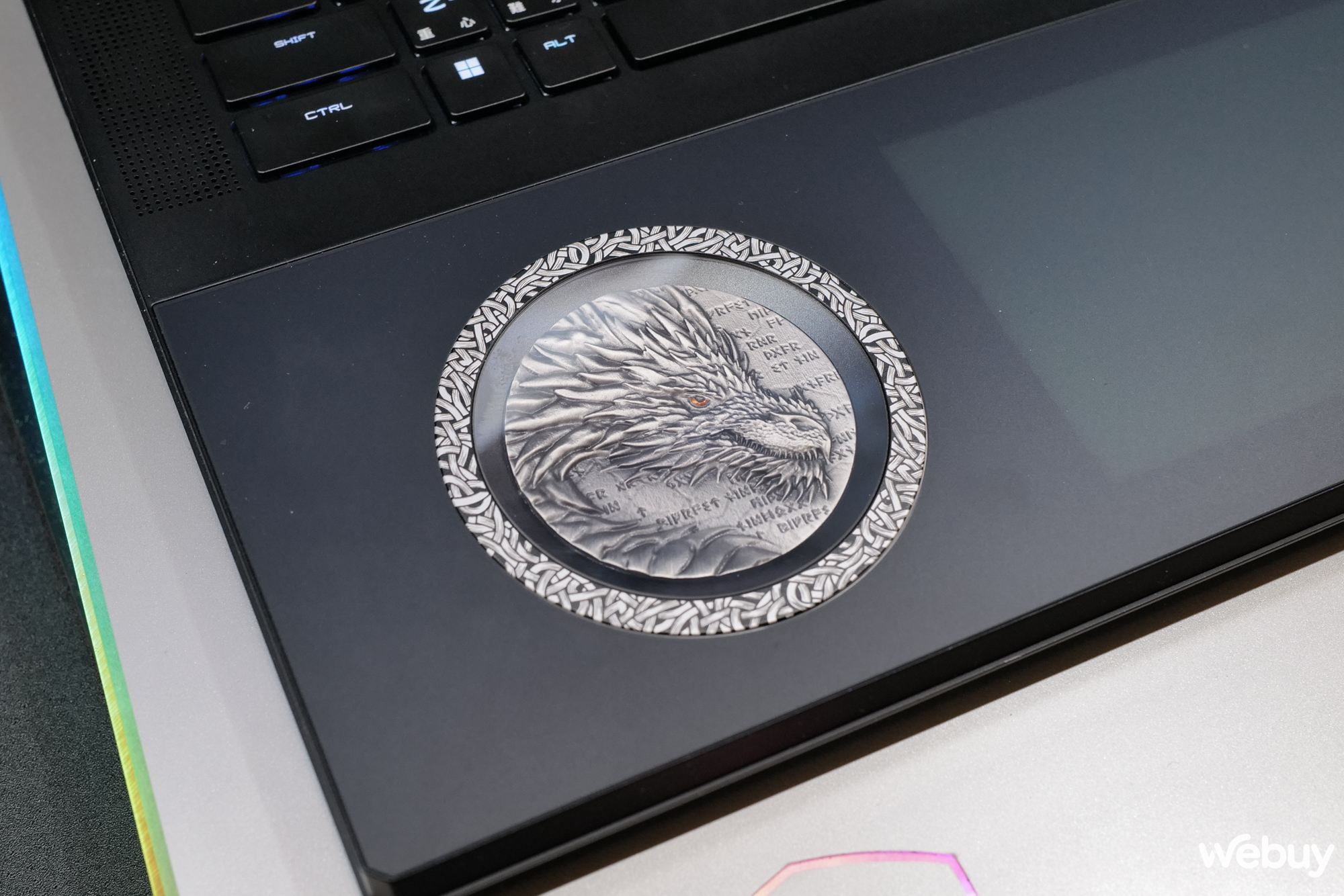 Cận cảnh &ldquo;Rồng Bắc &Acirc;u&rdquo; MSI Titan 18 HX Dragon Edition: Si&ecirc;u laptop mạnh mẽ với Intel Core Ultra 9 285HX, Nvidia RTX 5090 v&agrave; thiết kế &ldquo;ngầu v&ocirc; đối&rdquo;- Ảnh 5.