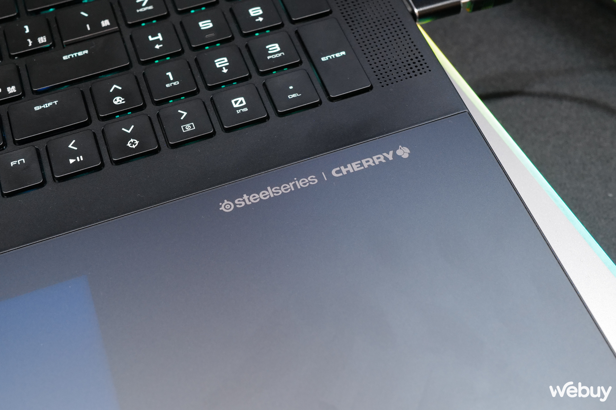 Cận cảnh &ldquo;Rồng Bắc &Acirc;u&rdquo; MSI Titan 18 HX Dragon Edition: Si&ecirc;u laptop mạnh mẽ với Intel Core Ultra 9 285HX, Nvidia RTX 5090 v&agrave; thiết kế &ldquo;ngầu v&ocirc; đối&rdquo;- Ảnh 8.