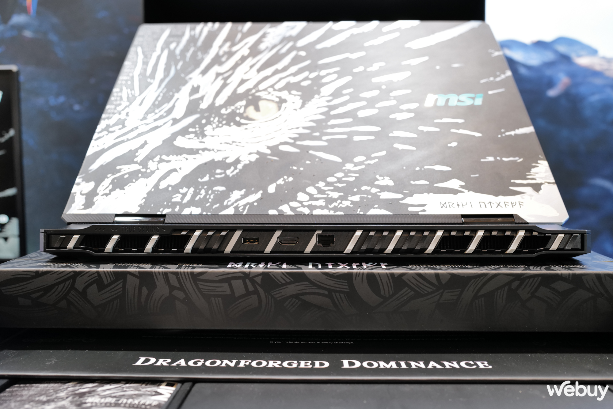 Cận cảnh &ldquo;Rồng Bắc &Acirc;u&rdquo; MSI Titan 18 HX Dragon Edition: Si&ecirc;u laptop mạnh mẽ với Intel Core Ultra 9 285HX, Nvidia RTX 5090 v&agrave; thiết kế &ldquo;ngầu v&ocirc; đối&rdquo;- Ảnh 10.