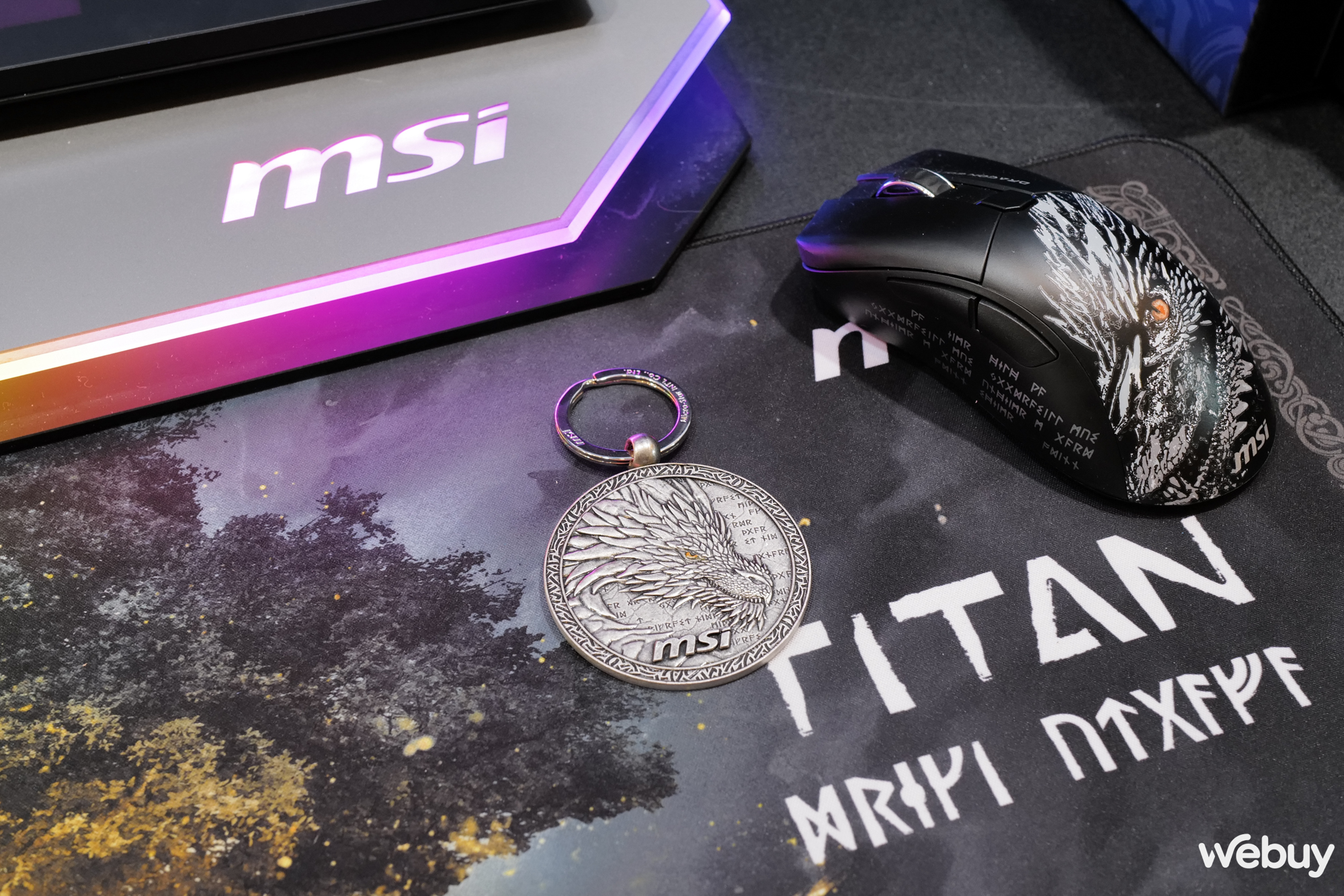 Cận cảnh &ldquo;Rồng Bắc &Acirc;u&rdquo; MSI Titan 18 HX Dragon Edition: Si&ecirc;u laptop mạnh mẽ với Intel Core Ultra 9 285HX, Nvidia RTX 5090 v&agrave; thiết kế &ldquo;ngầu v&ocirc; đối&rdquo;- Ảnh 13.