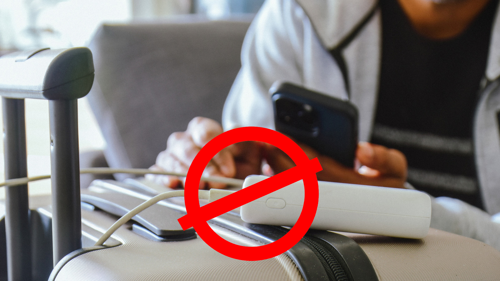 Từ 1/10, 13 hãng bay cấm dùng pin sạc dự phòng trên máy bay, khách Việt nên lưu ý!- Ảnh 1. Từ 1/10, 13 hãng bay cấm dùng pin sạc dự phòng trên máy bay, khách Việt nên lưu ý!- Ảnh 1.