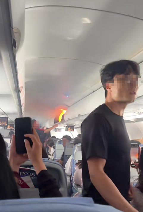 Khoang hành lý bốc cháy dữ dội vì sạc dự phòng, máy bay phải hạ cánh khẩn cấp khi đang ở độ cao 10.000 mét- Ảnh 3. Khoang hành lý bốc cháy dữ dội vì sạc dự phòng, máy bay phải hạ cánh khẩn cấp khi đang ở độ cao 10.000 mét- Ảnh 3.