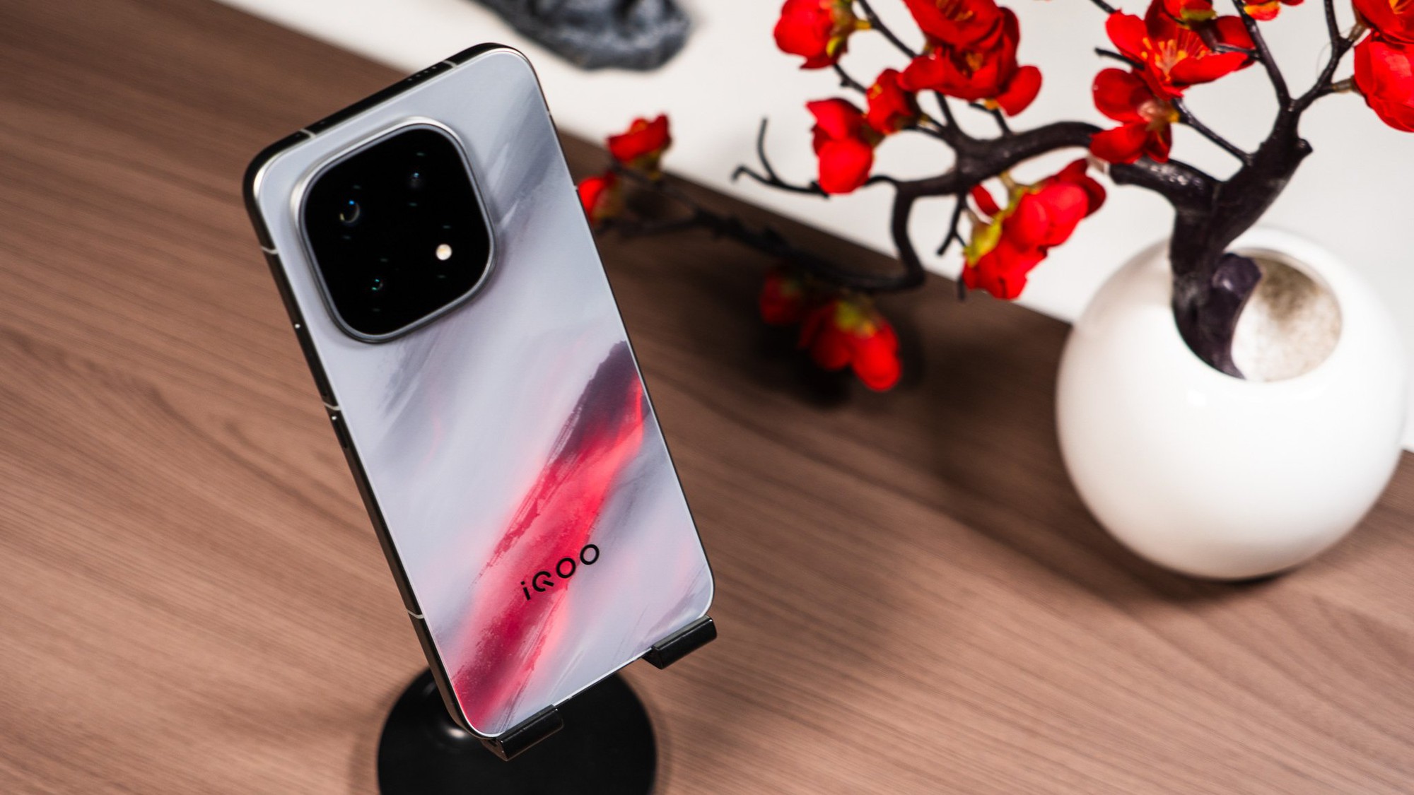 iQOO 15 ra mắt: Snapdragon 8 Elite Gen 5, màn hình 2K 6.85 inch, pin 7.000mAh và chip chơi game riêng- Ảnh 3. iQOO 15 ra mắt: Snapdragon 8 Elite Gen 5, màn hình 2K 6.85 inch, pin 7.000mAh và chip chơi game riêng- Ảnh 3.