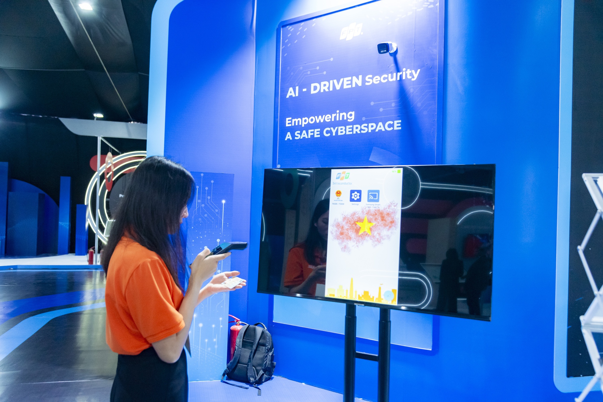 FPT trình diễn giải pháp an ninh mạng chủ động, bảo vệ niềm tin số của Việt Nam tại triển lãm Công ước Hà Nội- Ảnh 5. FPT trình diễn giải pháp an ninh mạng chủ động, bảo vệ niềm tin số của Việt Nam tại triển lãm Công ước Hà Nội- Ảnh 5.