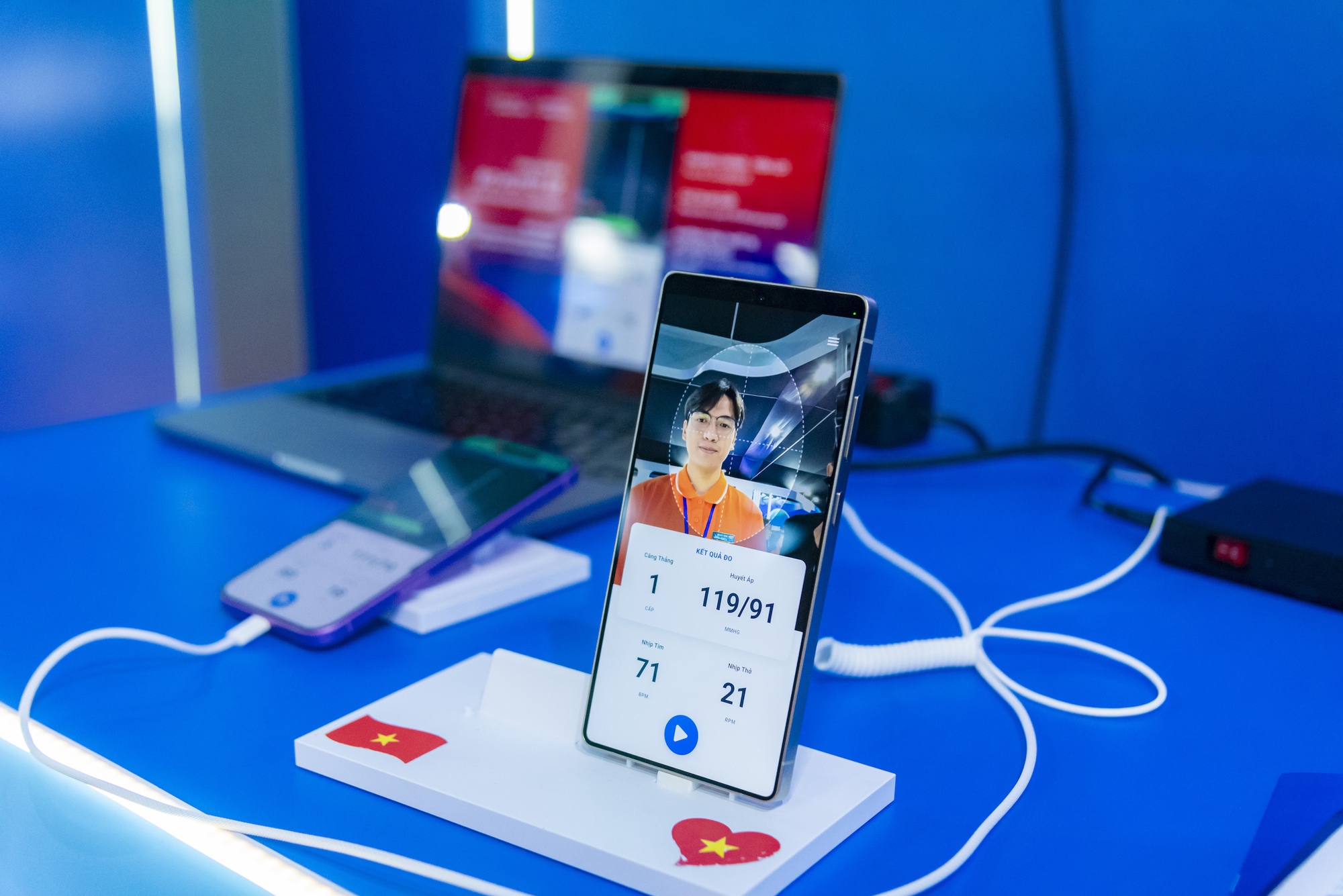 FPT trình diễn giải pháp an ninh mạng chủ động, bảo vệ niềm tin số của Việt Nam tại triển lãm Công ước Hà Nội- Ảnh 7. FPT trình diễn giải pháp an ninh mạng chủ động, bảo vệ niềm tin số của Việt Nam tại triển lãm Công ước Hà Nội- Ảnh 7.