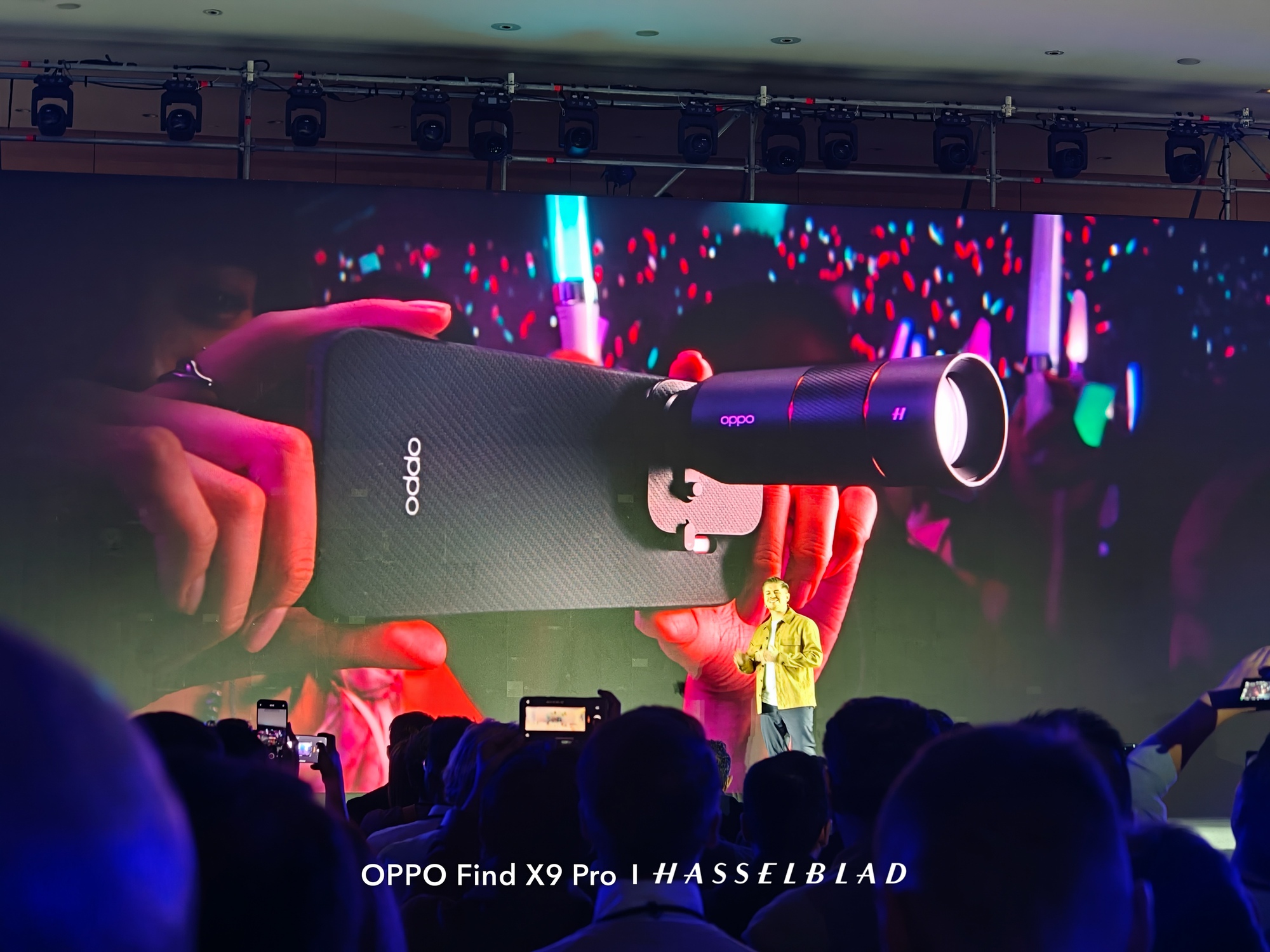 "Đối cứng" của iPhone 17 Pro Max và Galaxy S25 Ultra ra mắt toàn cầu: Pin tận 7.500mAh, lắp được ống kính như máy ảnh, Việt Nam ngày mai có giá- Ảnh 8. "Đối cứng" của iPhone 17 Pro Max và Galaxy S25 Ultra ra mắt toàn cầu: Pin tận 7.500mAh, lắp được ống kính như máy ảnh, Việt Nam ngày mai có giá- Ảnh 8.